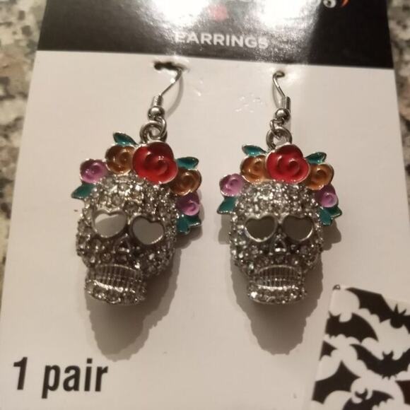 7 Pairs New Halloween Earrings Skulls, Bats,‎ Crosses, Spiders, Studs - Picture 2 of 3